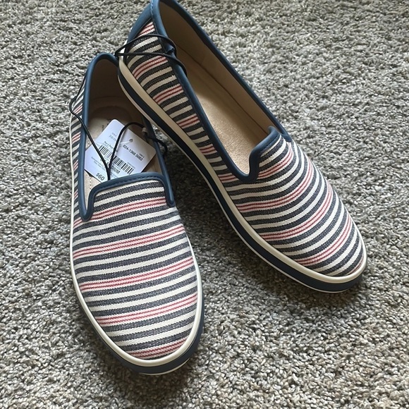 ST.JOHNS BAY women’s slip on shoes, NWT, navy red multi. Size 8.5 - Picture 1 of 6
